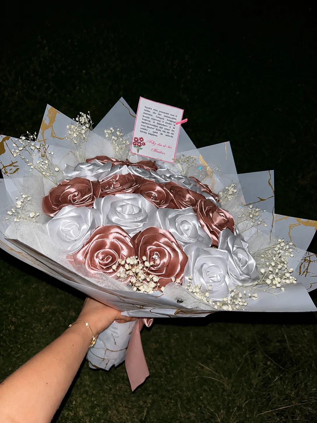 Ramo de rosas de cinta en tonos cobre y blanco con paniculata y envoltura blanca con dorado.