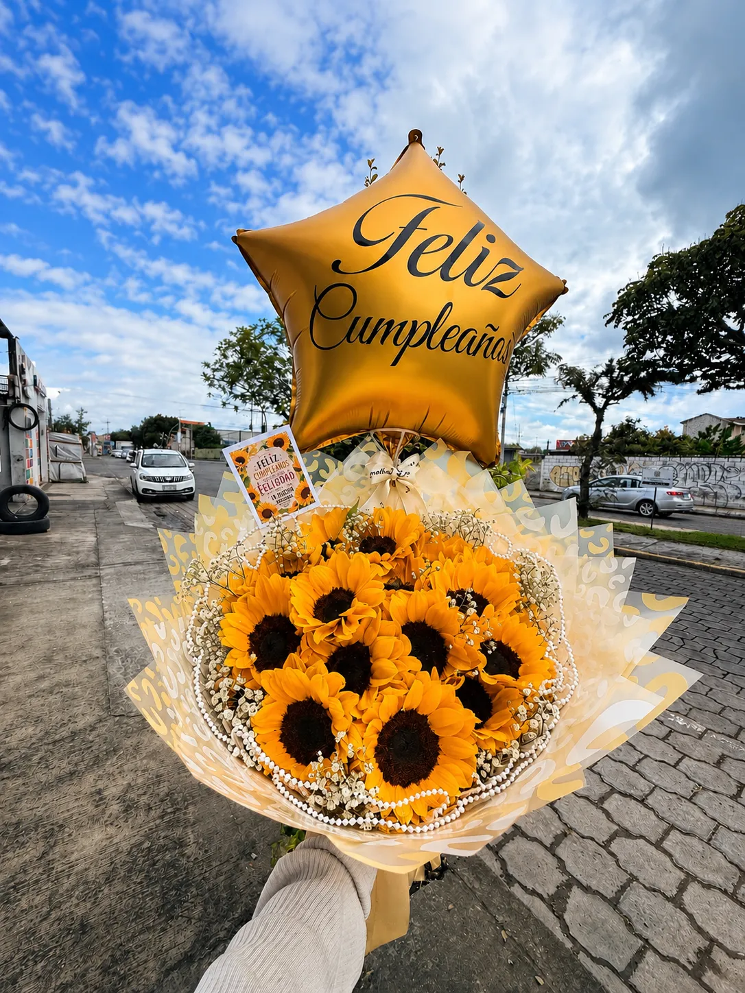 Ramo de girasoles acompañado de un globo estrella dorado de feliz cumpleaños.